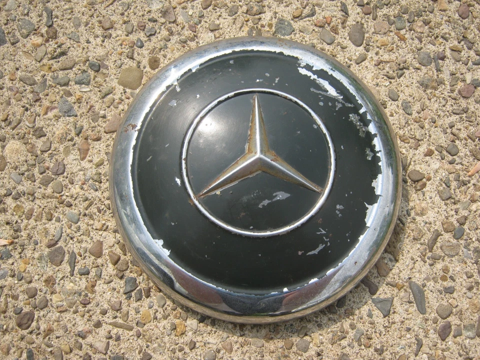 One factory 1960 to 1967 Mercedes Benz dog dish hubcap green - Image 1 of 4