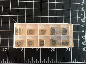 Insertos de fresado de carburo Seco 335.18-1005TR2-R23-M10 grado F40M, caja de 10, nuevos - Imagen 1 de 3