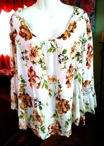 NEW WOMEN'S UNIQUE SPECTRUM IVORY CREAM FLORAL BELL SLEEVE TOP PLUS SIZE 2X - Picture 1 of 4