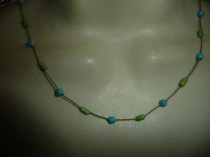 ZARTE SILBERFARBENE KETTE MIT KLEINEN KLEINEN TÜRKISFARBENEN PERLENKETTE #29/30 - Bild 1 von 4