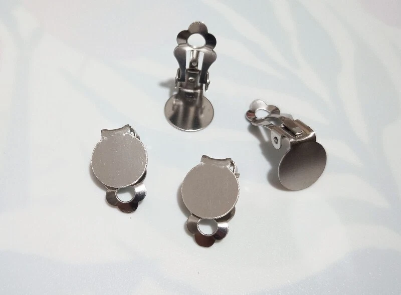 2coppie ganci orecchini a clip in acciaio inox con base patta 10mm color platino - Immagine 1 di 1