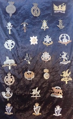 17 gorras británicas y otras insignias. Foto 1 de 4