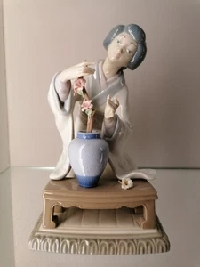 Lladro Figur 4840 Japanisch Geisha Damen mit Blumen Ikebana 1. Wahl - Picture 1 of 8
