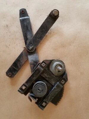 1951 BUICK REGULADOR DE JANELA TRASEIRA LATERAL DRIVER ESPECIAL - Imagem 1 de 4