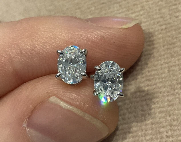 Juego de aretes ovalados de diamantes creados en laboratorio de 2,0 quilates enchapados en platino 925 Foto 1 de 4