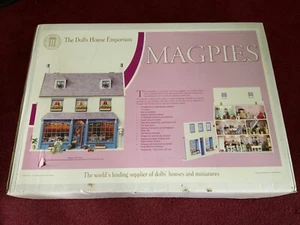 Casa de muñecas urracas, kit paquete plano escala 1:12 casa de muñecas Emporium, kit de colección - Imagen 1 de 7