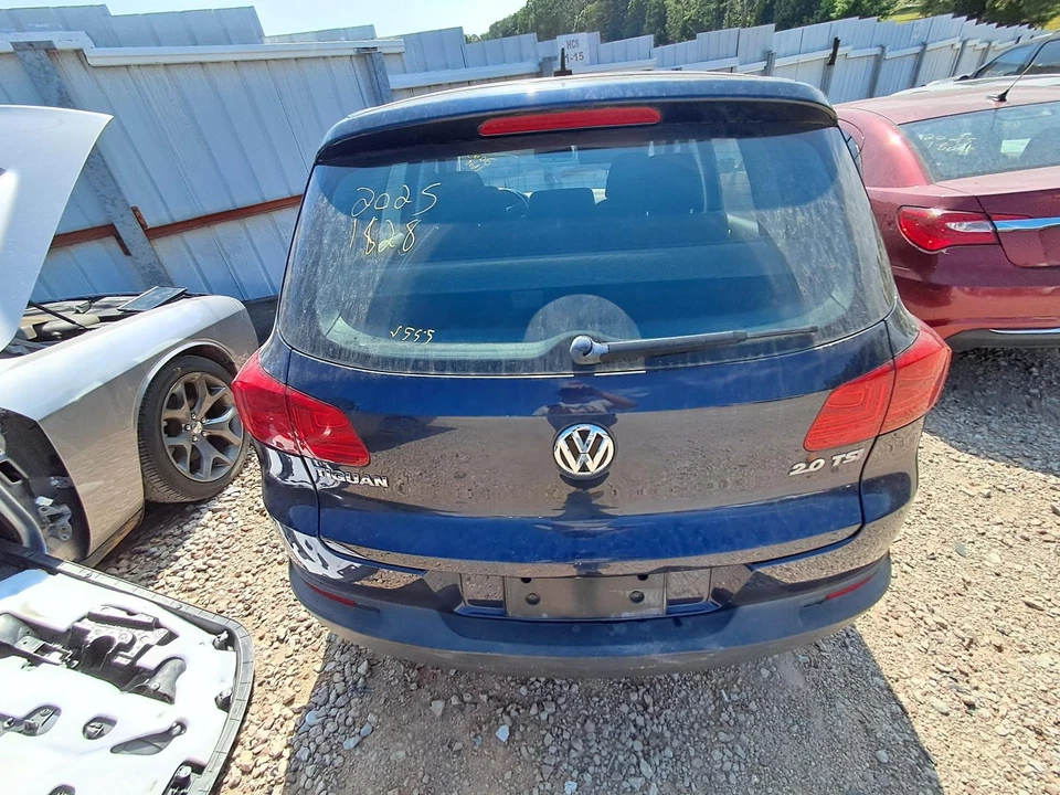 Used Deck Lid fits: 2013 Volkswagen Tiguan spoiler w/o sport package w/o camera - Imagem 1 de 4