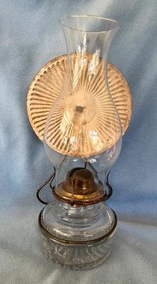 "Antigua lámpara de aceite de vidrio marca Eagle con montaje en pared y reflector de metal 12"" granja" Foto 1 de 4