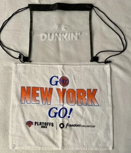 NY KNICKS PLAYOFFS ASCIUGAMANO RALLY E ZAINO TRASPARENTE BORSA SGA 2024 MSG NBA BASKETBALL - Foto 1 di 4