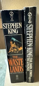 Stephen King The Dark Tower The Gunslinger & Wastelands Paperback - Foto 1 di 3