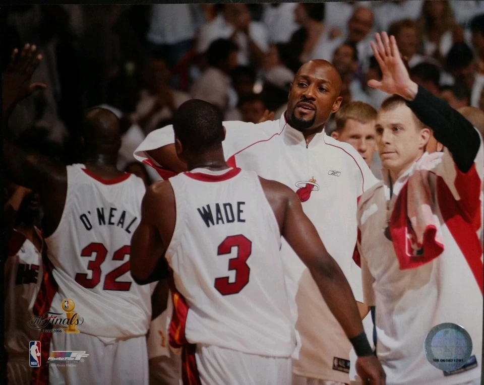 FOTO 8X10 de Luto William Wade & Shaq 2006 NBA FINALS JUEGO CUATRO Miami Heat Foto 1 de 1