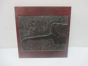 Grabado de pizarra china firmado 10" x 10" mujer desnuda roja y negra - Imagen 1 de 11