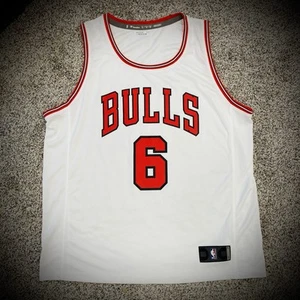 Nueva camiseta $75 CHICAGO BULLS ALEX CARUSO #6 blanca roja hogar HOMBRE XL adulto - Imagen 1 de 4
