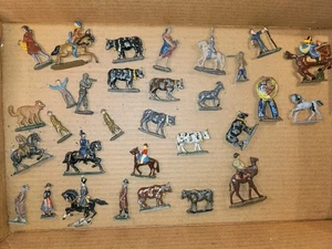 Antiguo Lote de Figuras de Plomo - Vacas de Granja y Soldados Montados + - Imagen 1 de 4