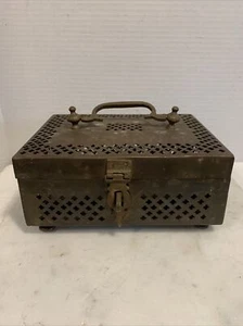 ANTICA SCATOLA GABBIA DA CRICKET CINESE OTTONE manico superiore piedi ha patina chiusura anteriore - Foto 1 di 12