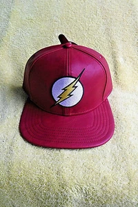 ¡NUEVO CON ETIQUETA! ¡TAPA TRASERA CON LOGOTIPO BORDADO DC FLASH, IMITACIÓN DE CUERO BORGOÑA A PRESIÓN! - Imagen 1 de 12