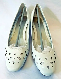 Easy Street Lolita Size 10M White 1 1/2" Heels / Pumps New! - Picture 1 of 3