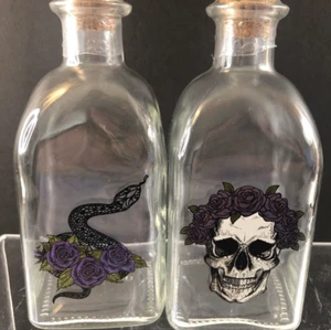 Decoración Halloween POCIÓN BOTELLAS VENENO 2 ct Calavera y Serpiente Vidrio Transparente 5.5" - Imagen 1 de 12