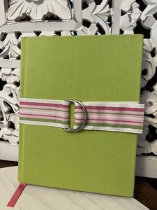 Copertina in lino diario 7x9 con pagine bianche foderate verde lime con chiusura grosgrain - Foto 1 di 4