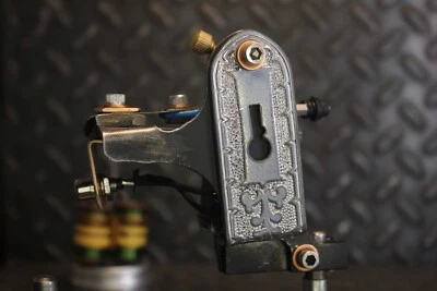 Máquina de tatuaje hecha a mano bobina única 14 envoltura RCA negro plata latón  Foto 1 de 4