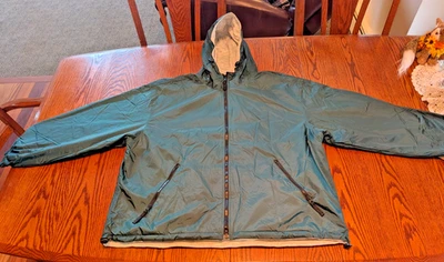Chaqueta con Capucha Reversible Yukon, Lluvia, Sudor XL Nueva con Etiquetas. Verde. Foto 1 de 4
