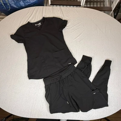 Conjunto de pantalones de chándal Greys Anatomy negros con cuello en VN para mujer talla pequeña Foto 1 de 4