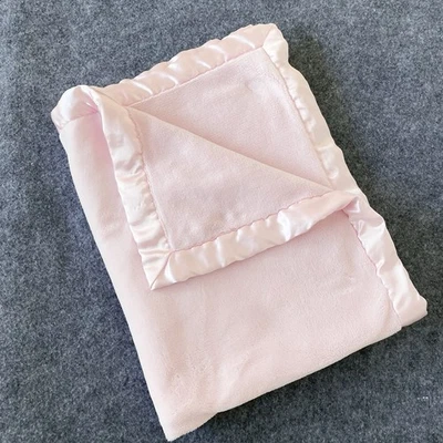 TIDDLIWINKS Manta de bebé de felpa rosa liso satinado manta adorable Tiddlywinks Foto 1 de 4