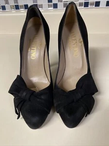 VALENTINO GARAVANI Black Bow Accent Heels Suede Almond Toe Pumps Size EU 35 - Picture 1 of 9
