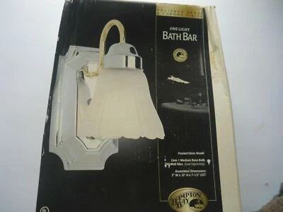 Barra de baño Hampton Bay 1 luz acabado latón y cromo pantalla de vidrio esmerilado Foto 1 de 4