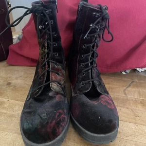 Madden Girl Boots Sz 10 Eloisee Lace Up And Zip Goth Velvet Roses Steam Punk - Picture 1 of 11