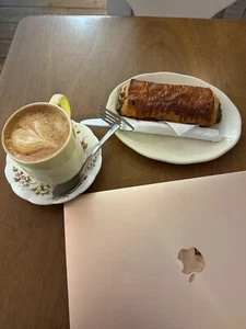 MacBook Air 13" Rose Gold (2020, i3, 512GB) – Screen Not Working - Photo 1/5
