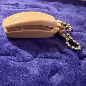 Charm beige plastica vintage anni 60 telefono stile TRIMLINE portachiavi telefono 1,5" - Foto 1 di 6