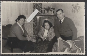 Fernseher , TV  , Familie im Zimmer    altes Foto 13,5cmx8,5cm - Picture 1 of 2