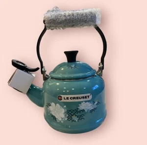 Le Creuset 1.25 Qt Lotus Tea Kettle Whistling limited Edition-Caribbean NWB - Picture 1 of 5
