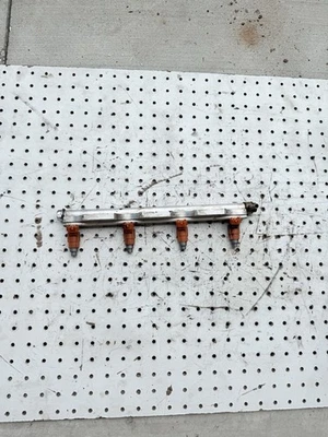 FUEL RAIL W/INJECTORS SUZUKI DF115 90-140 HP 4 STROKE 👍 - Image 1 of 4