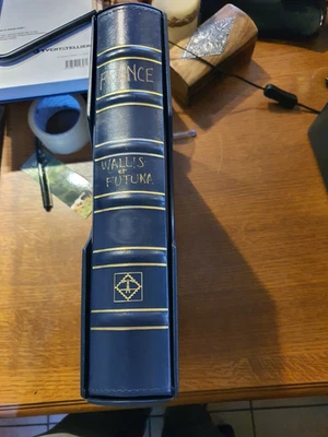 timbres de Wallis et Futuna dans un album et son étui neuf.  87 timbres neufs et - Photo 1/4