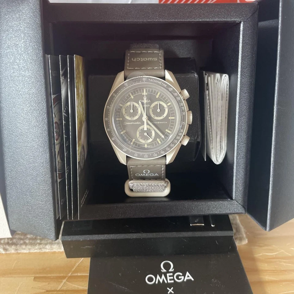 Reloj Omega X Swatch MoonSwatch Desert Correa de Silicona Negra Hecho en Suiza Foto 1 de 3
