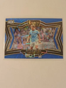 Kevin De Bruyne 2024-25 Seleziona FIFA Calcio Blu Lazer Prizm Card 226 Livello Campo - Foto 1 di 2
