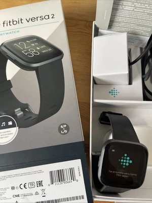 Fitbit Versa 2 Smartwatch - Black/Carbon Aluminium (FB507BKBK) - Bild 1 von 4