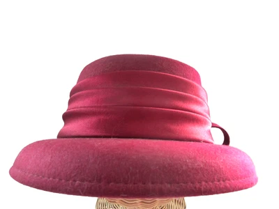 Sombrero elegante vintage rojo borgoña para damas de 7" con lazo de satén y lentejuelas Foto 1 de 4
