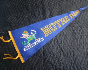 Banderín de fieltro irlandés de lucha vintage NOTRE DAME UNIVERSITY años 60 - Imagen 1 de 4