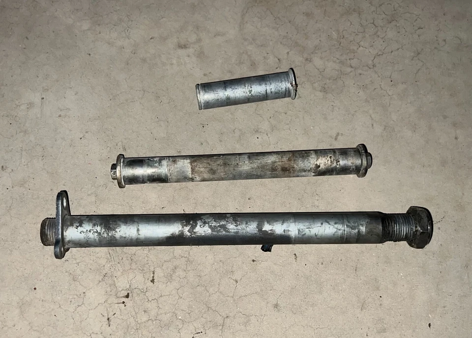 Yamaha 150 HP 2 tiempos abrazadera soporte pasadores de ajuste PN 64E-43131-01-00 ajuste 1996-2008+ Foto 1 de 3