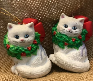 Weihnachtskätzchen Baumschmuck Tom Wat 1989 2er Set weiße Katzen Kranz  - Bild 1 von 2