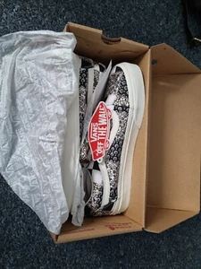 New Still In Box Ladies Size 6 Vans Old Skool Low Top Sneakers - Picture 1 of 7
