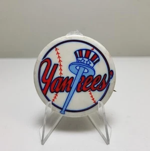 New York Yankees Top Hat & Bat MLB Vintage Pin-Back Button 1,75" 60s 70s - Bild 1 von 4