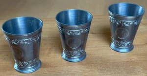 Set aus drei gleichen Zinn-Bechern mit graphischen Motiven - Bild 1 von 2