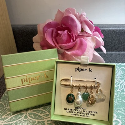 PIN BROCHE DE SEGURIDAD TONO DORADO PIPER.K CON 5 DIJES DIFERENTES  Foto 1 de 4