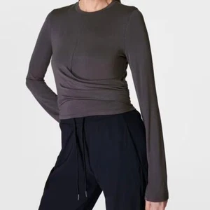 Sweaty Betty langärmliges Oberteil mit Rundhalsausschnitt vorne Wickeloptik grau Damen 8 Medium - Bild 1 von 8