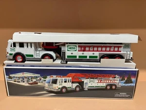 Camión de bomberos Hess 2000 con escalera roja - nuevo en caja - caja original - coleccionable - Imagen 1 de 12