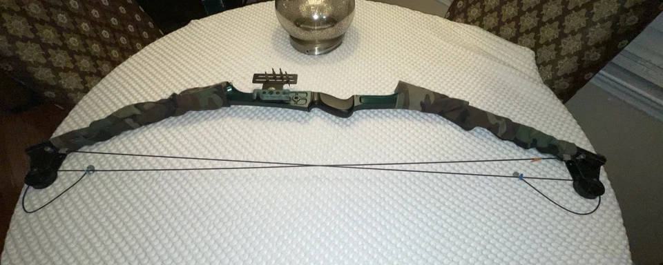 Arco composto vintage Cobra – 48” – Bixby, Oklahoma – membros camuflados, pinos de mira - Imagem 1 de 4